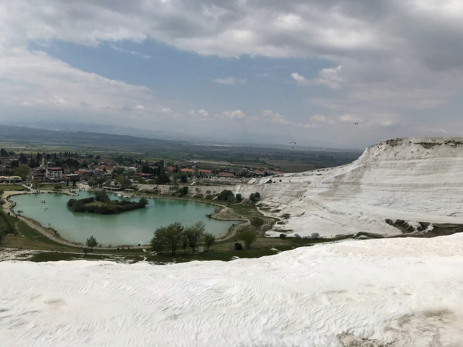 Pamukkale vs. Karahayıt: Turkey's Two Famous Thermal Colors